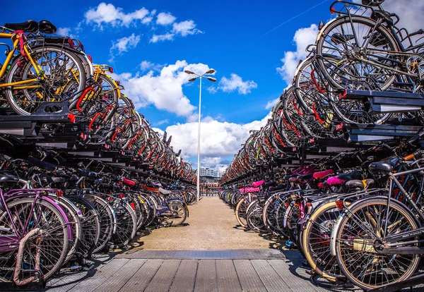 AMSTERDAM, PAYS-BAS - 15 AOÛT 2016 : Stationnement à deux niveaux de vélos dans la ville d'Amsterdam. Amsterdam - Pays-Bas . — Photo