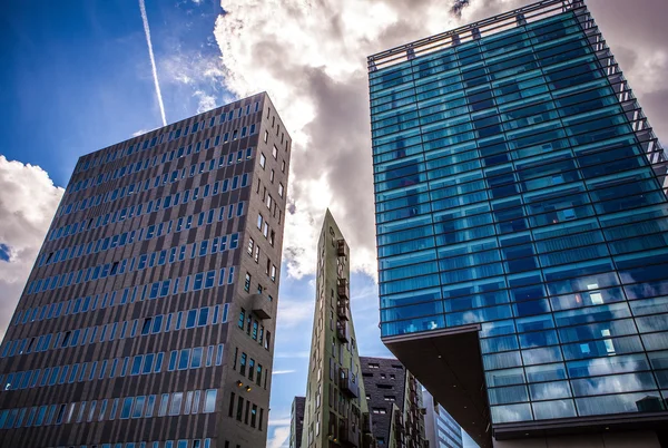 Amsterdam, Nizozemsko - 15. srpna 2016: Palác spravedlnosti v Amsterdamu je novou dominantou západní Ij doky. Amsterdam - Nizozemsko. — Stock fotografie