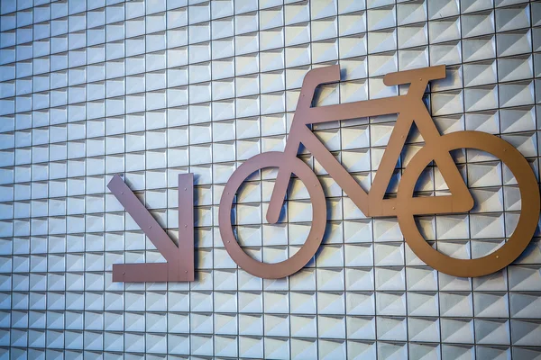 Sinal de estacionamento de bicicletas em uma parede do edifício . — Fotografia de Stock