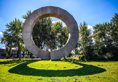 Amsterdam, Hollanda - 15 Ağustos 2016: Amsterdam şehir merkezine yakın çekim Güneş adlı ünlü heykelleri saatini ayarlayın. Genel peyzaj görünümünü şehir anıtlar ve aletler ve otomotik makinalar. Amsterdam - Hollanda