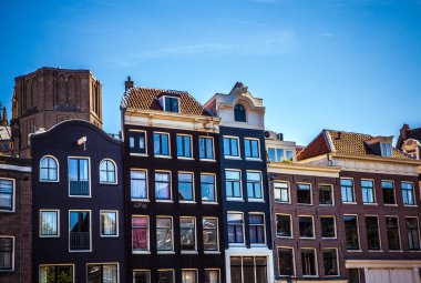 Amsterdam, Hollanda - 15 Ağustos 2016: Amsterdam şehir merkezine yakın çekim ünlü binaların. Genel peyzaj görünümü geleneksel Hollanda Mimarlık ve şehir sokakları. Amsterdam - Hollanda.