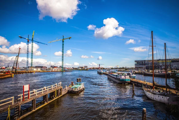 AMSTERDAM, PAÍSES BAJOS - 15 DE AGOSTO DE 2016: Amarre con un conjunto de barcos privados en Ámsterdam. Vista general del paisaje del terraplén de la ciudad. Amsterdam - Países Bajos . —  Fotos de Stock