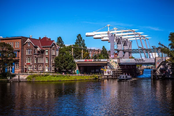 Amsterdam, Holandia - 15 sierpnia 2016: Słynne budynki z bliska centrum miasta Amsterdam. Widok ogólny krajobraz nasyp miasta. Amsterdam - Holandia. — Zdjęcie stockowe