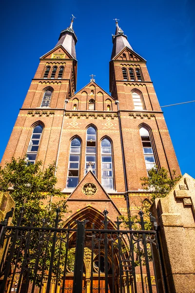 AMSTERDAM, PAÍSES BAJOS - 15 DE JUNIO DE 2016: Vistas generales del paisaje en la iglesia tradicional holandesa el 15 de junio en Ámsterdam, Holanda . — Foto de Stock