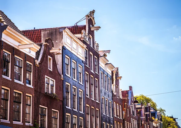 AMSTERDAM, PAÍSES BAJOS - 15 DE AGOSTO DE 2016: Edificios famosos del centro de Ámsterdam de cerca. Vista general del paisaje de las calles de la ciudad y la arquitectura tradicional holandesa. Amsterdam - Países Bajos . — Foto de Stock