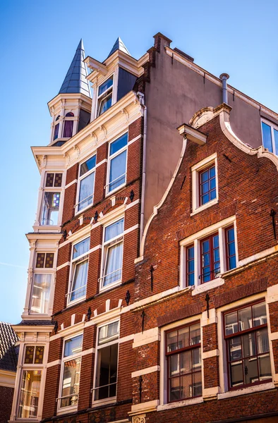 AMSTERDAM, PAYS-BAS - 15 AOÛT 2016 : Gros plan sur les célèbres bâtiments du centre-ville d'Amsterdam. Vue générale du paysage sur les rues de la ville et l'architecture traditionnelle néerlandaise. Amsterdam - Pays-Bas . — Photo