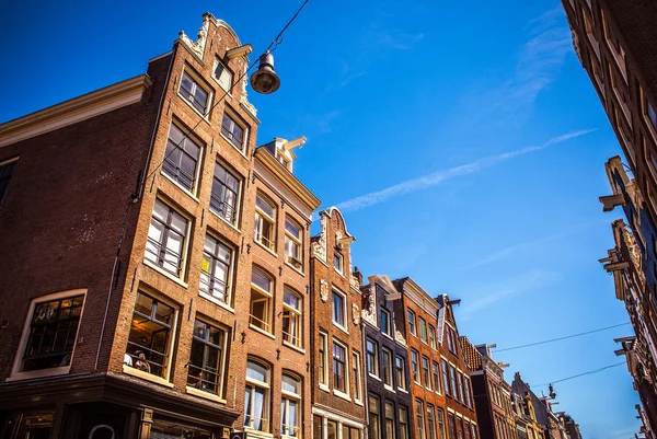 AMSTERDAM, PAYS-BAS - 15 AOÛT 2016 : Gros plan sur les célèbres bâtiments du centre-ville d'Amsterdam. Vue générale du paysage sur les rues de la ville et l'architecture traditionnelle néerlandaise. Amsterdam - Pays-Bas . — Photo