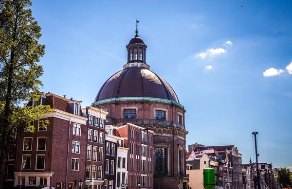 荷兰阿姆斯特丹 - 2016年6月15日：荷兰阿姆斯特丹传统荷兰教堂6月15日一般景观景观. — 图库照片