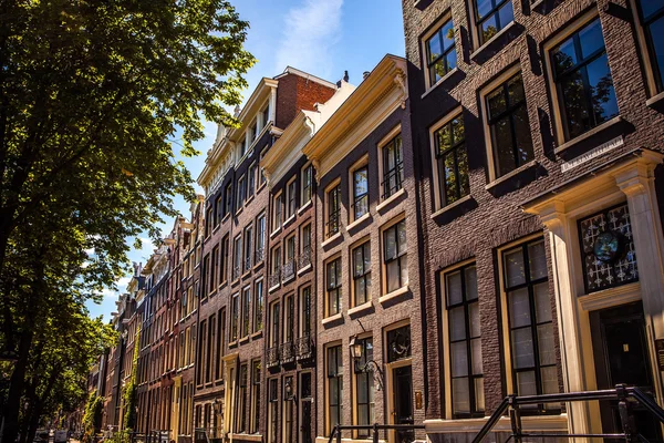 Amszterdam, Hollandia - augusztus 15-én, 2016: Híres épületek Amsterdam city centre Close-Up. Általános tájkép, város utcáin és a hagyományos holland építészet. Amszterdam - Hollandia. — Stock Fotó