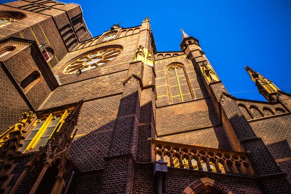 Amsterdam, Nederland - 15 augustus 2016: Beroemde gebouwen van Amsterdam stad centrum close-up. Algemene landschapsmening van de stadsstraten en traditionele Nederlandse architectuur. Amsterdam - Nederland. — Stockfoto