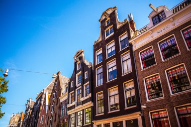Amsterdam, Hollanda - 15 Ağustos 2016: Amsterdam şehir merkezine yakın çekim ünlü binaların. Genel peyzaj görünümü geleneksel Hollanda Mimarlık ve şehir sokakları. Amsterdam - Hollanda.