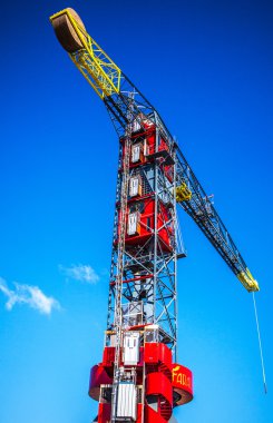 Güzel gökyüzü yakın çekim karşı endüstriyel vinç.