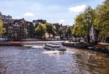 Amsterdam, Hollanda - 15 Ağustos 2016: Amsterdam şehir merkezine yakın çekim ünlü binaların. Genel peyzaj görünümü geleneksel Hollanda Mimarlık ve şehir sokakları. Amsterdam - Hollanda.