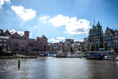Amsterdam, Hollanda - 15 Ağustos 2016: Amsterdam şehir merkezine yakın çekim ünlü binaların. Genel peyzaj görünümü geleneksel Hollanda Mimarlık ve şehir sokakları. Amsterdam - Hollanda.