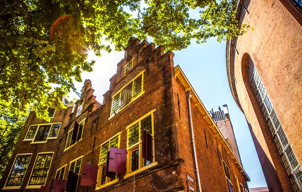 Amsterdam, Holandia - 15 sierpnia 2016: Słynne budynki z bliska centrum miasta Amsterdam. Widok ogólny krajobraz ulice miasta i tradycyjna architektura holenderska. Amsterdam - Holandia. — Zdjęcie stockowe