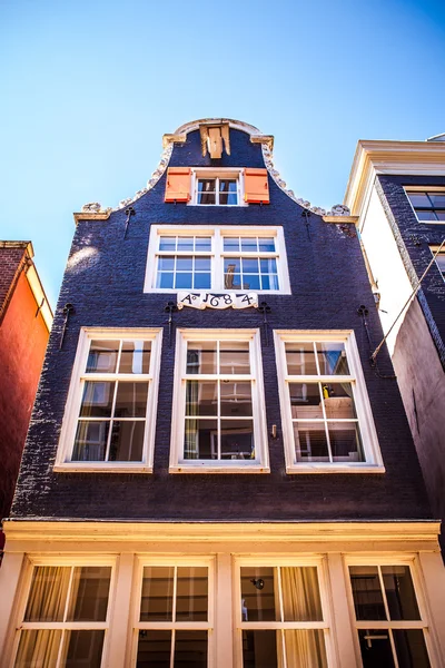 Amsterdam, Nizozemsko - 15. srpna 2016: Slavné budovy Amsterdam city centre Close-up. Obecné krajiny pohled městských ulic a tradiční holandské architektury. Amsterdam - Nizozemsko. — Stock fotografie