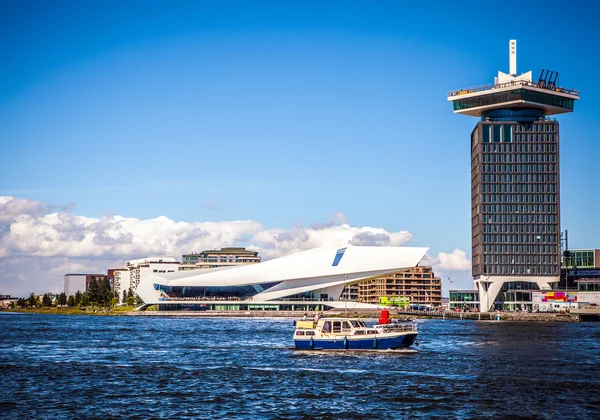 Amsterdam, Holandia - 15 sierpnia 2016: Słynne budynki z bliska centrum miasta Amsterdam. Widok ogólny krajobraz nasyp miasta. Amsterdam - Holandia. — Zdjęcie stockowe