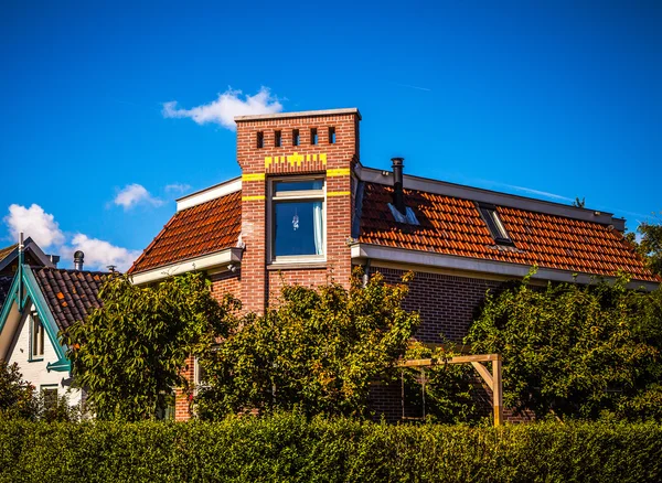 阿姆斯特丹，荷兰-2016 年 8 月 15 日︰ 荷兰传统住宅特写。一般景观图的城市街道和传统的荷兰建筑。阿姆斯特丹-荷兰. — 图库照片