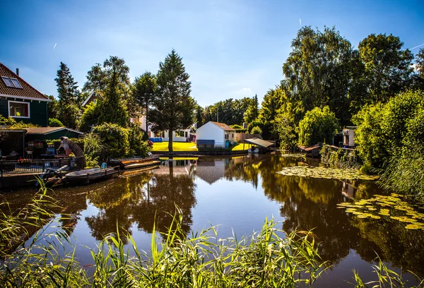 암스테르담, 네덜란드-8 월 15 일, 2016: 전통적인 주거 네덜란드 건물 클로즈업. 도시 거리와 전통적인 네덜란드 건축의 일반적인 풍경 보기. 암스테르담-네덜란드. — 스톡 사진