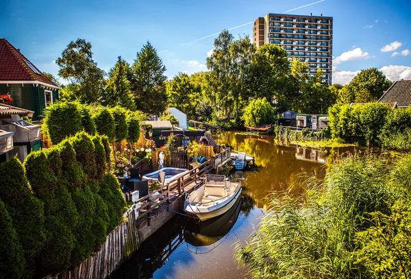アムステルダム, オランダ - 2016 年 8 月 15 日: 伝統的なオランダ住宅のクローズ アップ。街の通りや伝統的なオランダ建築の一般的な風景を眺める。アムステルダム - オランダ. — ストック写真