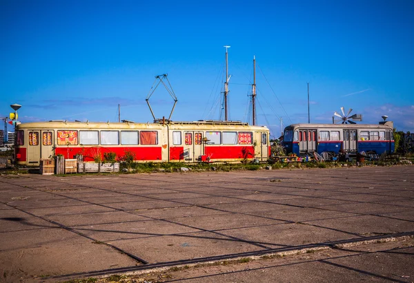 AMSTERDAM - AUGUST 15: Old living tram on NDSM-werf - city-sponsored art community called Kinetisch Noord, center for underground culture in Amsterdam on August 15, 2010 in Amsterdam, Netherlands — Stock Photo, Image