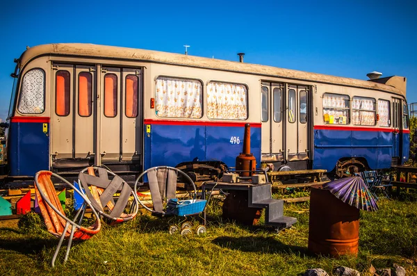 Amsterdam - 15. srpna: Staré životní tramvají na ulici Ndsm-werf sponzorované městem umění Společenství zvané Kinetisch Noord, centrum pro podzemní kultury v Amsterdamu dne 15. srpna 2010 v Amsterdamu, Nizozemsko — Stock fotografie