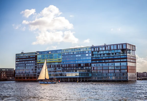 Amsterdam, Holandia - 15 sierpnia 2016: Słynne budynki z bliska centrum miasta Amsterdam. Widok ogólny krajobraz nasyp miasta. Amsterdam - Holandia. — Zdjęcie stockowe