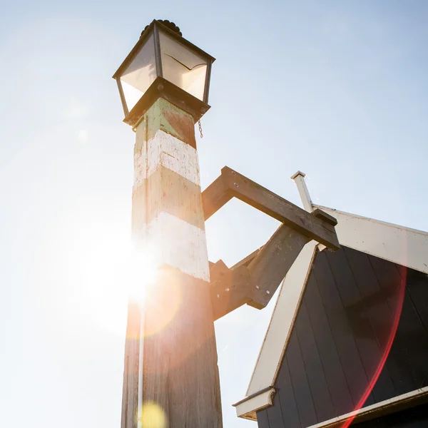 Staré pobřežní lampa na molu v vesnice Volendam. — Stock fotografie