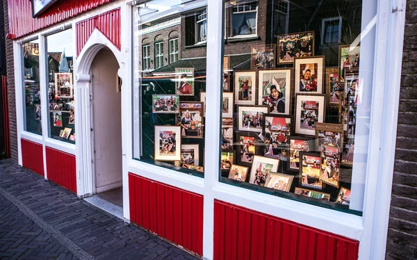 Volendam, Nederland-15 augustus 2016: traditionele huizen & straten in Holland Town Volendam, Nederland. — Stockfoto