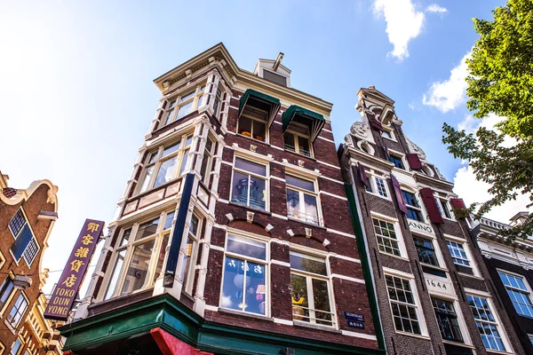 阿姆斯特丹，荷兰-2016 年 8 月 15 日︰ 阿姆斯特丹城市中心特写的著名的建筑物。一般景观图的城市街道和传统的荷兰建筑。阿姆斯特丹-荷兰. — 图库照片
