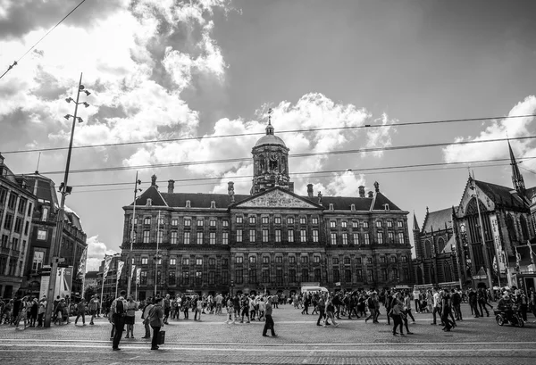 AMSTERDAM, NETHERLANDS - AUGUST 15, 2016: Famous buildings of Amsterdam city centre close-up. General landscape view of city streets and traditional Dutch architecture. Amsterdam - Netherlands. — Stock Photo, Image