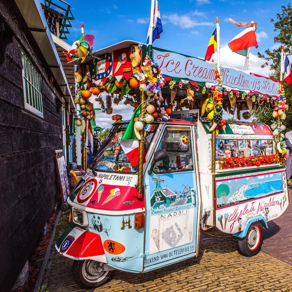 Amsterdam, Nizozemsko - 15. srpna 2016: Zábavné auto s ovocem... Amsterdam - Nizozemsko. — Stock fotografie