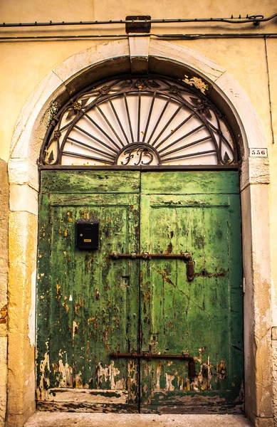 Eski Venedik ahşap kapı. — Stok fotoğraf