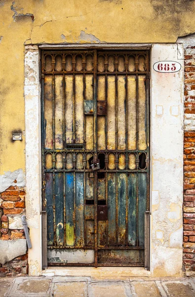 Antica porta in metallo veneziano . — Foto Stock