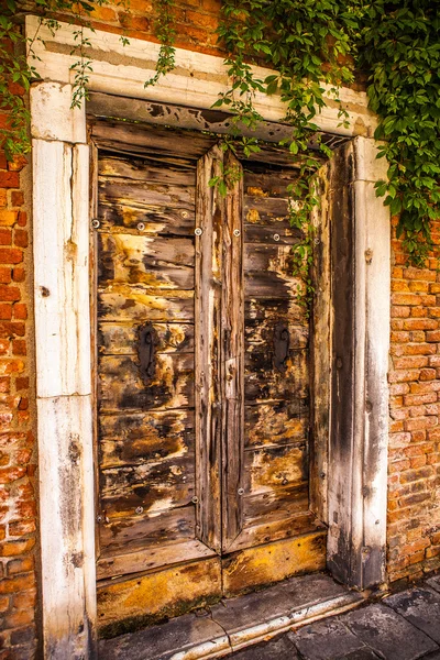 Eski Venedik ahşap kapı. — Stok fotoğraf