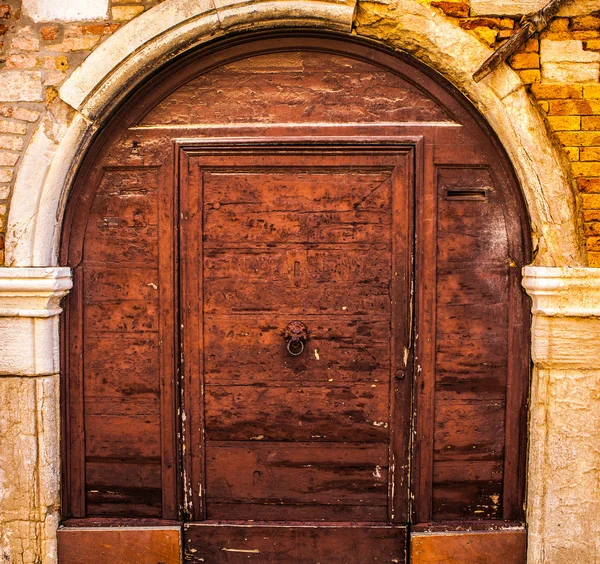 Starożytnych weneckich drzwi drewniane. — Zdjęcie stockowe