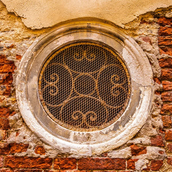 Altes italienisches traditionelles Fenster. — Stockfoto