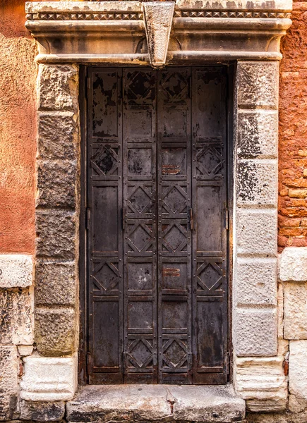 Antica porta in metallo veneziano . — Foto Stock