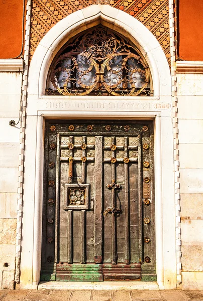 Eski Venedik metal kapı. — Stok fotoğraf