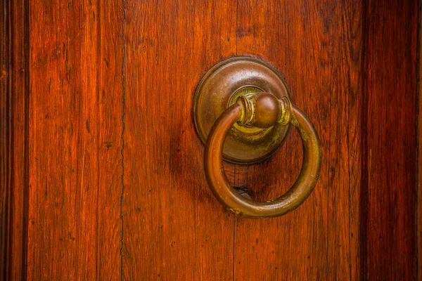 Ancient Venetian door with old door knob close-up. — Stock Photo, Image