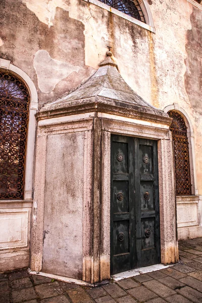 Eski Venedik ahşap kapı. — Stok fotoğraf