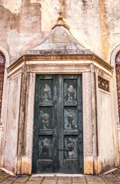 Antigua puerta de madera veneciana . — Foto de Stock