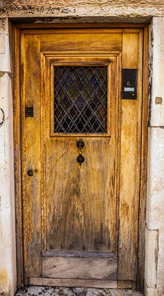 Antigua puerta de madera veneciana . — Foto de Stock