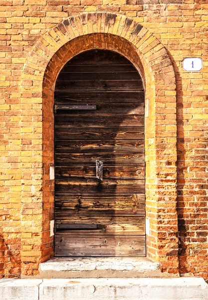 Porta de madeira veneziana antiga . — Fotografia de Stock