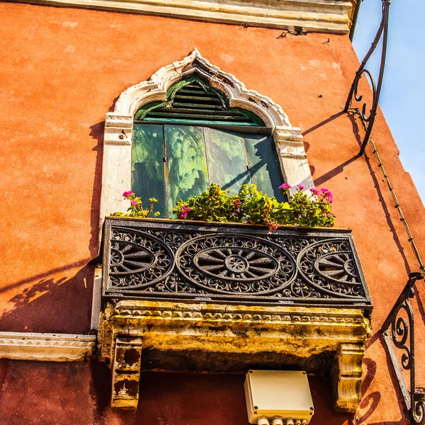 Antigua ventana tradicional italiana . — Foto de Stock