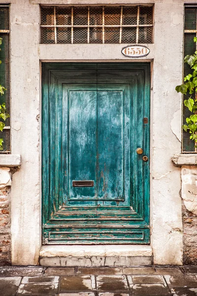 Porta de madeira veneziana antiga . — Fotografia de Stock