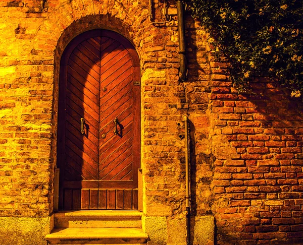 Ancient Venetian wooden door at night. — Stock Photo, Image