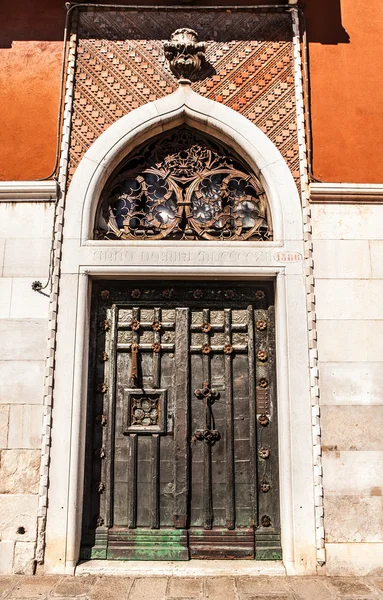 古代のヴェネツィアの金属製のドア. — ストック写真