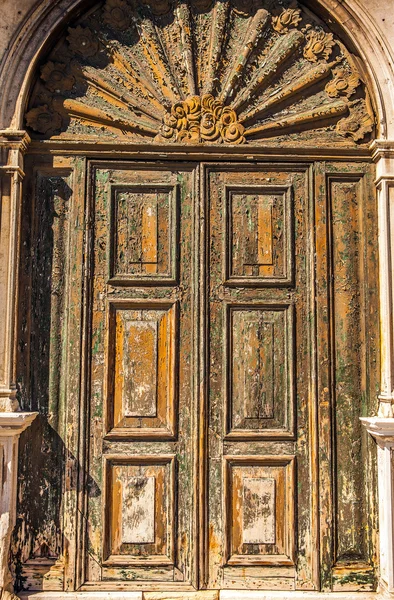 Antica porta veneziana in legno . — Foto Stock