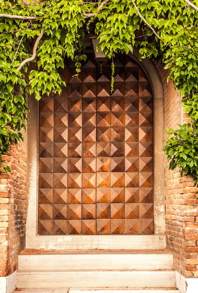 Eski Venedik ahşap kapı. — Stok fotoğraf